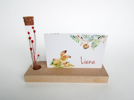 Houten plankje met glazen koker en droogbloemen Houten plankje met glazen koker en droogbloemen