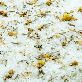 Grof badzout met limoengras en kamille