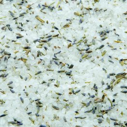 Grof badzout met lavendel en rozemarijn